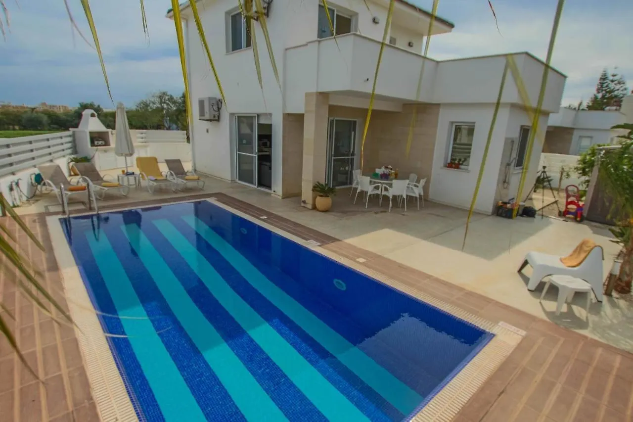 *** מלון דירות אפרטהוטל פרוטאראס Flouressia Gardens קפריסין