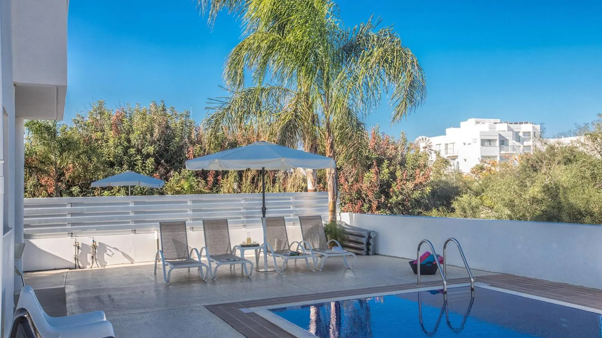 אפרטהוטל פרוטאראס Flouressia Gardens 3*,