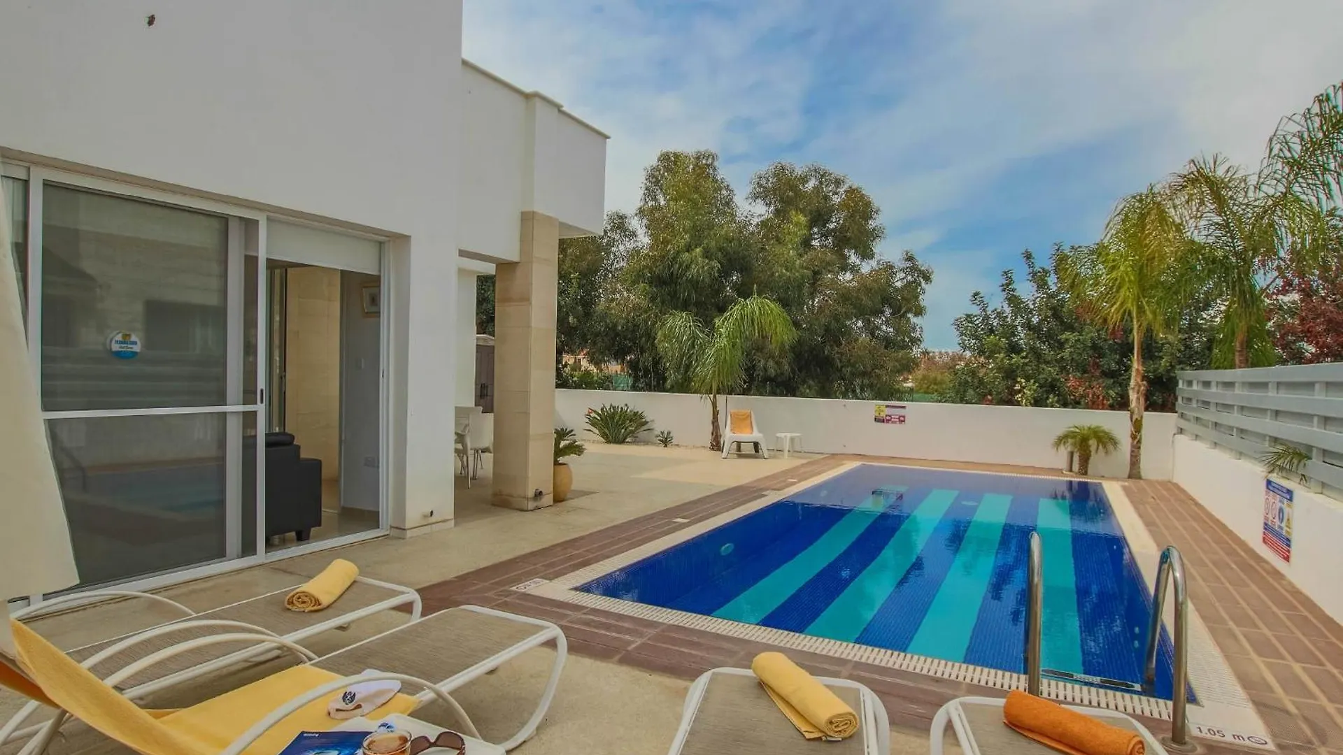 אפרטהוטל פרוטאראס Flouressia Gardens קפריסין