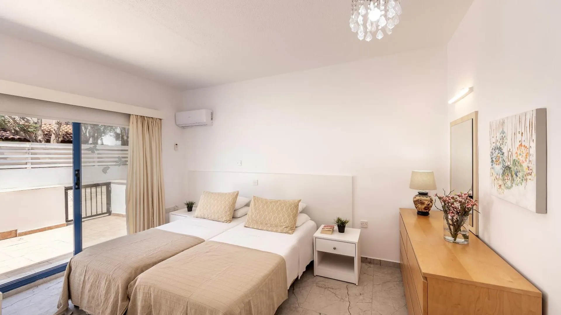 Flouressia Gardens Aparthotel Protaras