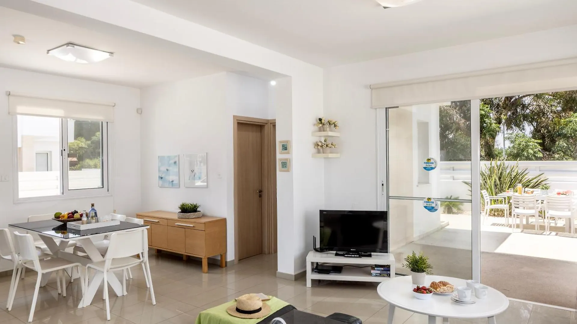 מלון דירות אפרטהוטל פרוטאראס Flouressia Gardens