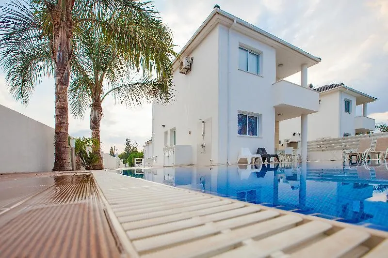 Flouressia Gardens Aparthotel Protaras